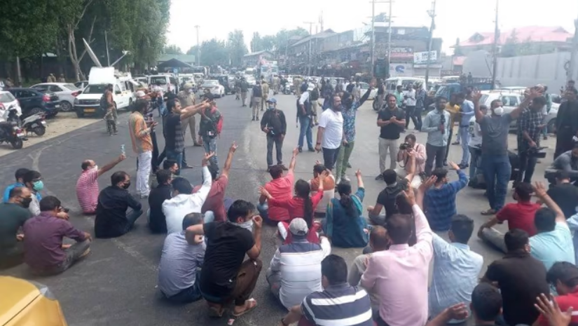 टारगेट किलिंग से गुस्साए कश्मीरी पंडितों ने जम्मू-कश्मीर सरकार को दी  चेतावनी - Dainik Dehat
